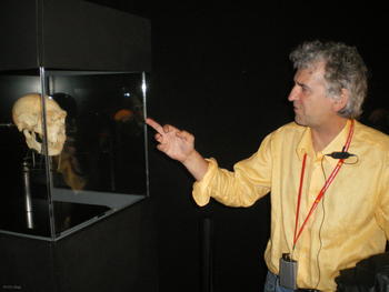 Juan Luis Arsuaga, codirector de las excavaciones, mostrando el Cráneo 5 en la exposición del Museo de la Ciencia de Valladolid.