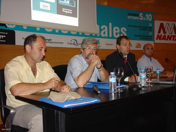Ángel Ruiz Mantecón, segundo por la izquierda, momentos antes de intervenir en las jornadas.