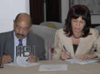 El momento de la firma del convenio por Nelson Moreno Ceballo y Bernarda Castillo.