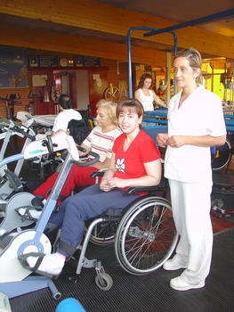 La fisioterapeuta de Aspaym Anabel Pérez y dos usuarias de las bicicletas activo mecánicas
