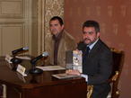 El concejal de Medio Ambiente del Ayuntamiento de Salamanca, Emilio Arroita, muestra el libro junto a Ángel González, responsable de SEO
