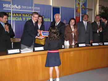 El director del CONACYT, Juan Carlos Romero Hicks, y el gobernador del estado de San Luis Potosí, Marcelo de los Santos, entregaron certificados durante la inauguración de la Semana de la Ciencia y la Tecnología de México (CONACYT/Jessica Ortiz)