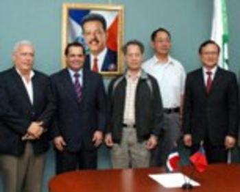 Expertos dominicanos y taiwaneses reunidos en la Secretaría de Agricultura (FOTO: SEA).