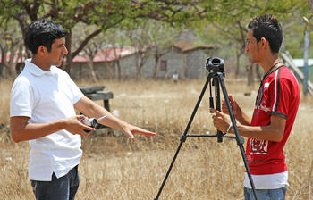 Dos jóvenes participantes en el Proyecto NICA. Foto: Proyecto NICA.