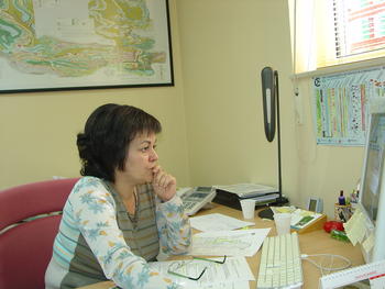 Ángela Suárez, en su despacho del IGME en León.