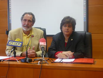 Isidro Bosch y Sáez Yuguero firman el convenio en la UCAV.