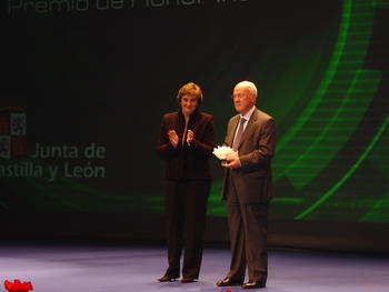 Germán Sánchez Ruipérez, recibe el premio de la consejera de Presidencia de la Junta de Castilla y León
