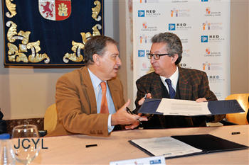 El consejero de Educación y el director de Responsabilidad Corporativa y Relaciones Institucionales de Red Eléctrica de España firman el acuerdo.