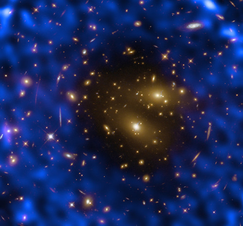 La imagen muestra la medición del efecto SZ en el cúmulo galáctico RX J1347.5-1145 obtenida con ALMA (azul).Créditos: ALMA(ESO/NAOJ/NRAO), Kitayama et al., telescopio espacial Hubble NASA/ESA.