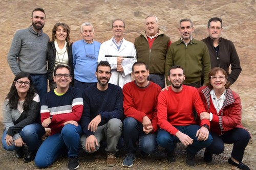 El equipo investigador junto con el autor principal del artículo, el profesor Vidal Barrón. Foto: UCO.