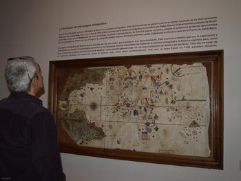 Un visitante observa uno de los mapas de la muestra de cartografía de Brasil