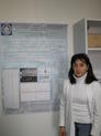 La investigadora del IBGM Isabel Fernández Carvajal junto al cartel que muestra los resultados de su estudio.