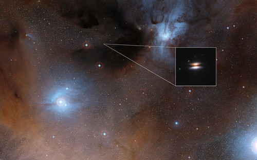 El disco protoplanetario “Platillo Volador” alrededor de 2MASS J16281370-2431391. Crédito: Digitized Sky Survey 2/NASA/ESA 