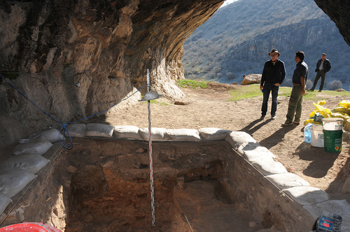 Eudald Carbonell y Benhoruz Bazgir (derecha) junto a la excavación de la Cueva de Kaldar. Crédito: IPHES