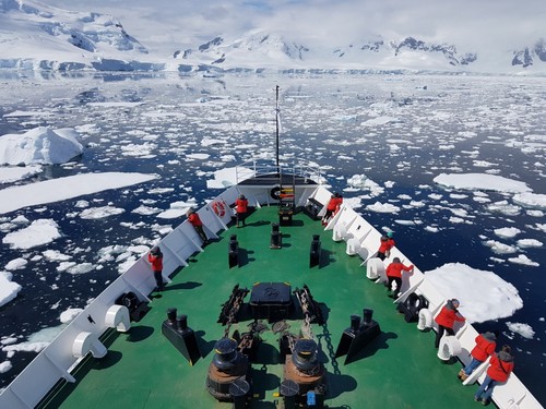 Barco de la expedición en la Antártida.