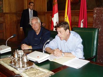 Momento de la firma del convenio entre el presidente de la Diputación, a la derecha, y el presidente de Promonumenta, a la izquierda
