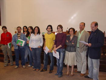 El ganador, Javier Calle Pérez (de amarillo, en el centro) posa junto a participantes y organizadores