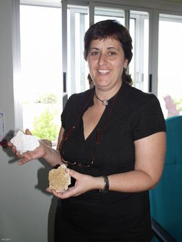 La investigadora Mercedes Suárez, con dos muestras de sepiolita.