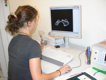 Una investigadora trabaja en el Laboratorio de la Evolución Humana de Burgos.