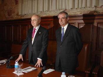 Guisasola, a la derecha, junto al presidente de la Real Academia de Medicina de Salamanca.