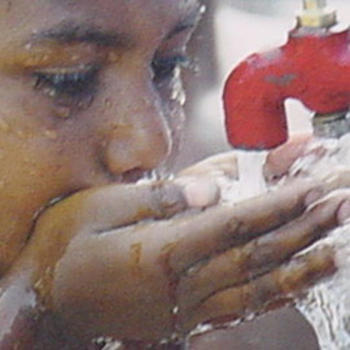 Un niño bebe agua (FOTO: UCA).