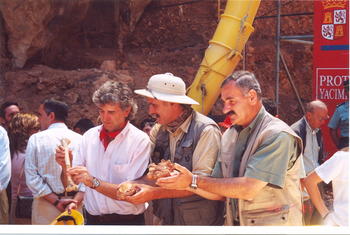 Coodirectores del proyecto Atapuerca en el yacimiento (Foto: Fundación Atapuerca/Sonia Alonso)