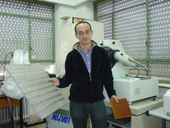 Miguel Ángel Rodríguez muestra dos materiales en los que investiga el Leical