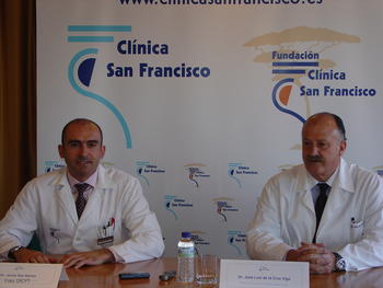 El director médico de la Clínica San Francisco, Jesús Saz Ibáñez, junto a José Luis de la Cruz Vigo (derecha).