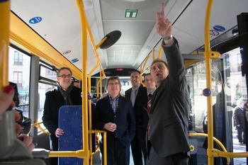 El gerente de Proconsi, Tomás Castro, muestra las características de Sicombus al alcalde de León, Francisco Fernández (2i), dentro de un autobús urbano.