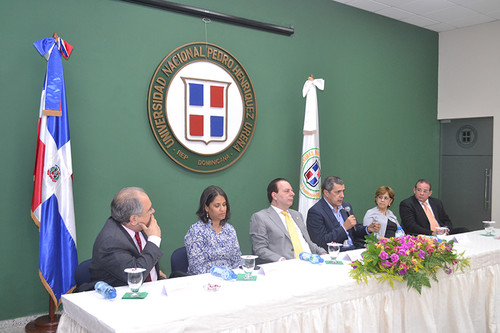 Panel de expertos convocados por la Facultad de Ciencias de la Salud de la Universidad Nacional Pedro Henríquez Ureña. FOTO: UNPHU.