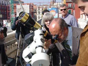 El alcalde de Valladolid observa a través de uno de los nuevos telescopios solares junto a Inés Rodríguez Hidalgo.