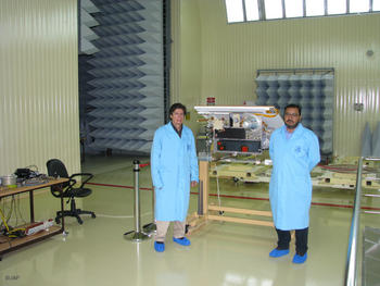 Los doctores Humberto Salazar Ibargüen y Oscar Martínez frente a uno de los dos dispositivos desarrollados para la instrumentación del nanosatélite Tatiana II