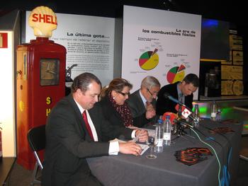 Daniel JIménez Albiac, a la derecha de la imagen, durante la presentación de la muestra.