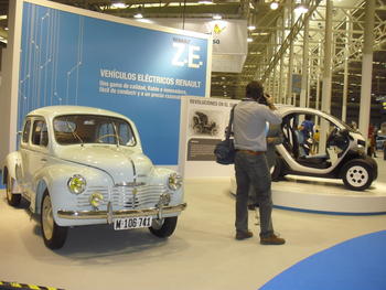 Expositor de Renault en el Salón del Vehículo y Conbustible Alternativos.