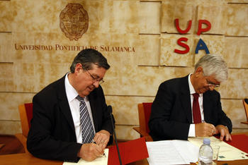 Firma del convenio entre la Universidad Pontificia de Salamanca y Limcasa. Foto: Enrique Carrascal.