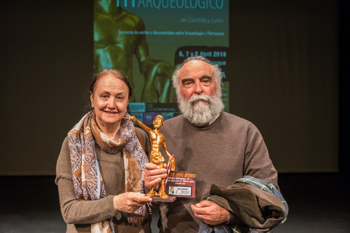 Puri Lozano y Miguel Sánchez, con el Viriato de Oro. Foto: Coria.