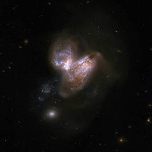El par de galaxias en interacción Arp 299 (arriba, Arp 299-A; debajo, Arp 299-B). Fuente: NASA, ESA, the Hubble Heritage Team (STScI/AURA)-ESA/Hubble Collaboration and A. Evans (University of Virginia, Charlottesville/NRAO/Stony Brook University).
