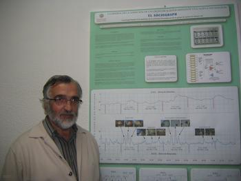 José Luis Martínez Herrador junto a un panel con datos obtenidos a través del Sociograph.