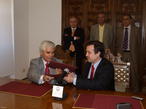 El director del Palacio de Congresos, José Luis de Andrés Mendo, y el rector, José Ramón Alonso, intercambian los convenios firmados.