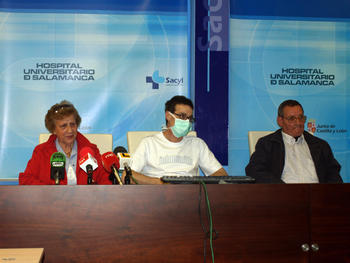 El primer trasplantado de páncreas-riñón en Castilla y León, Fernando Arias, junto a sus padres, en el Hospital Universitario de Salamanca.