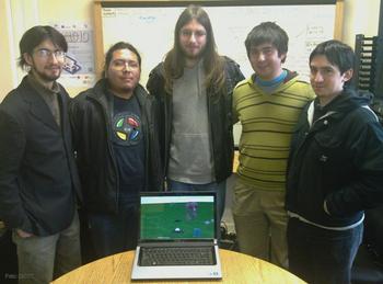 Alumnos de la USM, con el videojuego que han desarrollado.