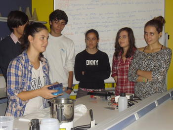Varios jóvenes participan en el taller práctico de genética ¿Comemos ADN? 