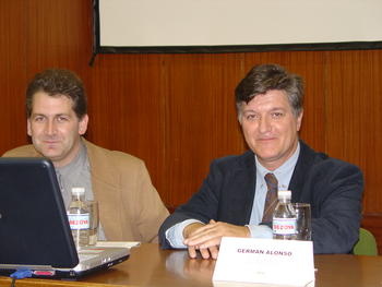 Carlos Sánchez, a la izquierda, y Germán Alonso, durante la presentación de la guía