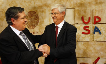 Ángel Galindo, rector de la UPSA, a la izquierda, y Godofredo García, presidente de Limcasa. Foto: Enrique Carrascal.