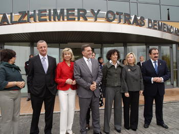 La ministra Mercedes Cabrera, junto a otras autoridades, a la entrada del Centro del Alzheimer.