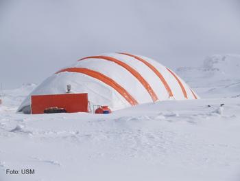 Hangar desplegable chileno instalado en la Antártida.