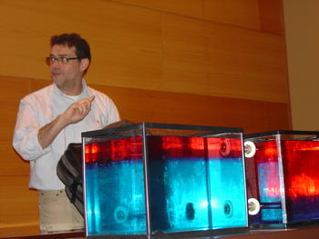 José Abel Flores realiza un experimento en el Aula Empírika.