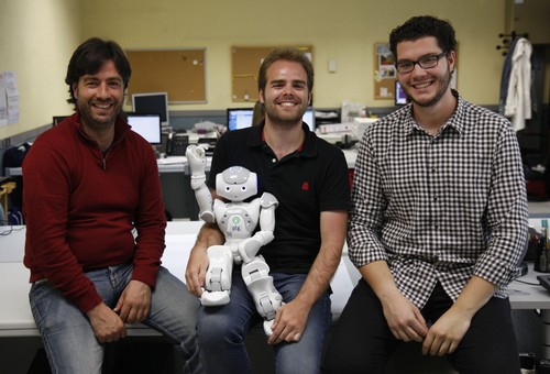 Grupo investigación de la UCM con el robot