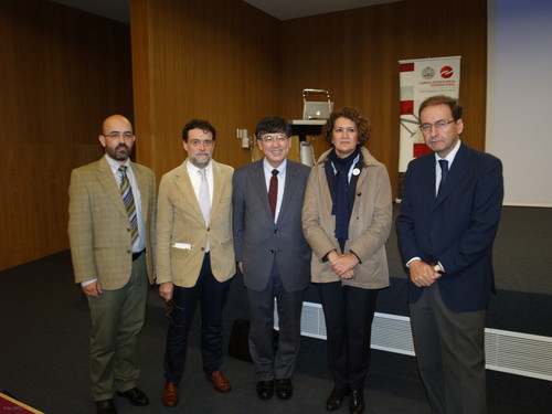 Yamamoto, en el centro, junto a profesores de la Universidad de Salamanca.