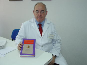 El profesor Alfonso Domínguez-Gil muestra un ejemplar del diccionario farmacéutico